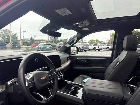 Used 2025 Chevrolet Suburban High Country AWD/4WD image 10