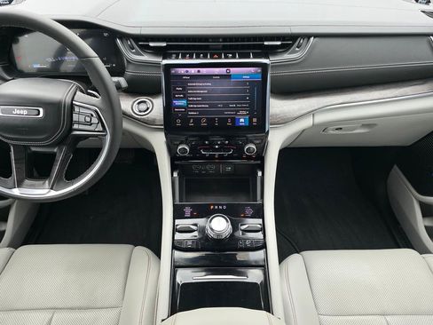Used 2023 Jeep Grand Cherokee Overland w/ Luxury Tech Group IV AWD/4WD image 16