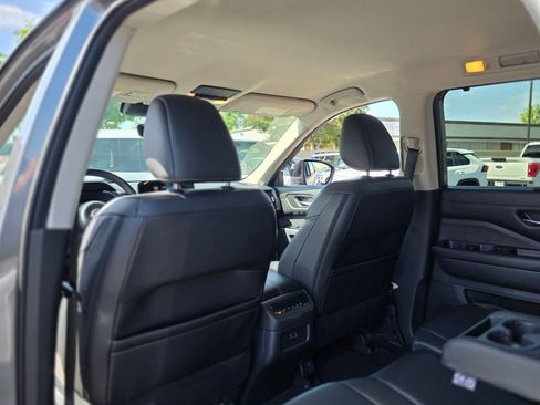 Used 2023 Nissan Pathfinder SL FWD image 16