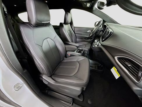 New 2026 Chrysler Pacifica Select image 28