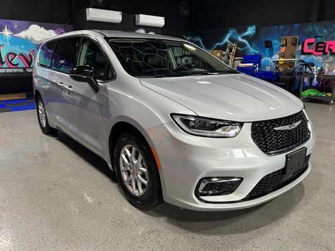 Used 2024 Chrysler Pacifica Touring-L image 3