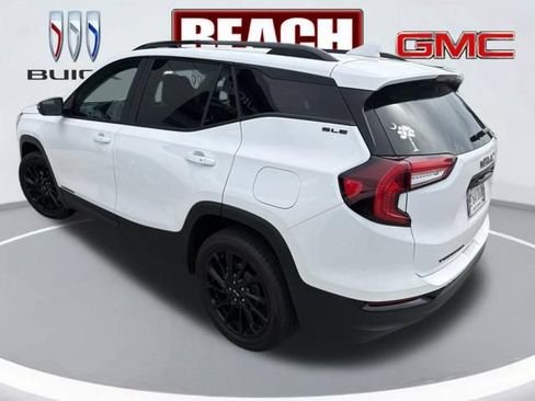 Used 2024 GMC Terrain SLE w/ Driver Convenience Package FWD image 2
