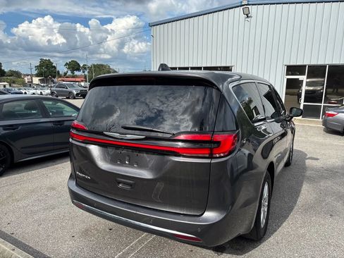 Used 2023 Chrysler Pacifica Touring-L FWD image 9
