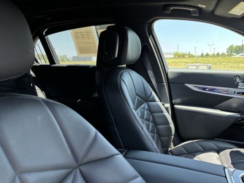 Certified 2023 BMW 740i RWD image 35