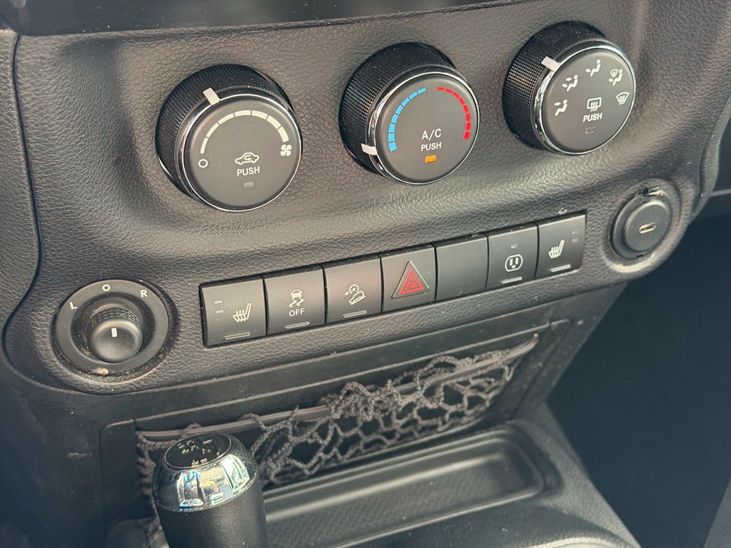 Used 2017 Jeep Wrangler Unlimited Rubicon AWD/4WD image 16