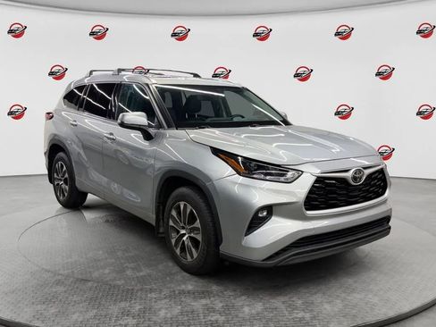 Used 2021 Toyota Highlander XLE AWD/4WD image 7
