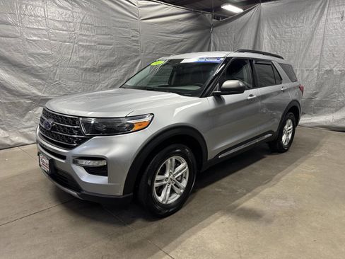 Used 2022 Ford Explorer XLT w/ Equipment Group 202A image 3