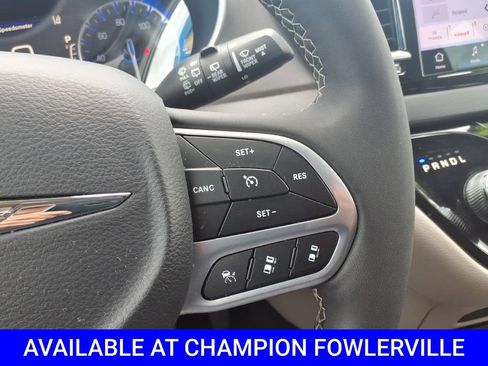 Used 2023 Chrysler Pacifica Touring-L FWD image 19