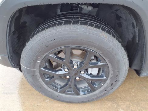 Used 2025 Jeep Grand Cherokee Altitude AWD/4WD image 21
