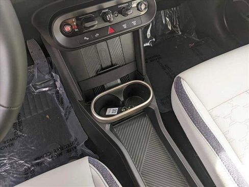 Used 2025 MINI Cooper 4-Door Hardtop image 11