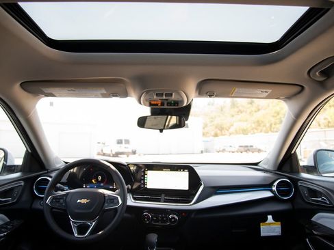 New 2026 Chevrolet Trax LT w/ Sunroof Package FWD image 15
