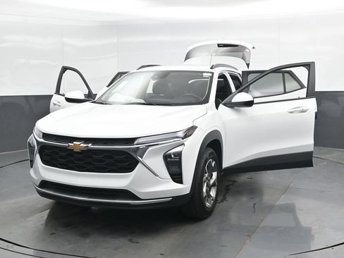 Used 2025 Chevrolet Trax LT w/ LT Convenience Package FWD image 49
