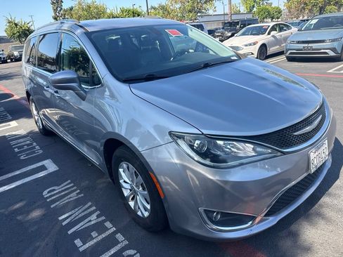 Used 2018 Chrysler Pacifica Touring-L FWD image 2