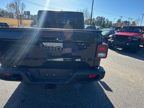 Used 2023 Jeep Gladiator Sport image 9