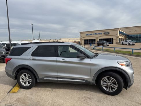 Used 2021 Ford Explorer XLT image 16