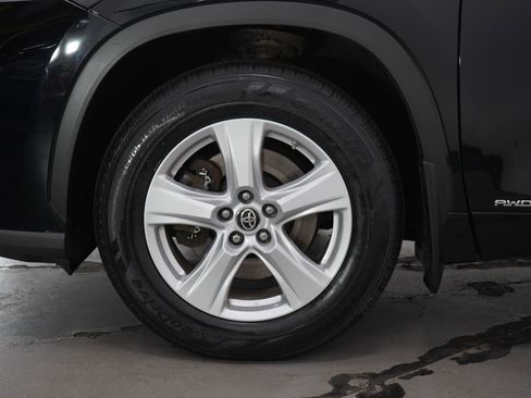 Used 2020 Toyota Highlander LE image 30