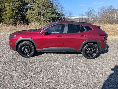 Certified 2025 Chevrolet Trax LT w/ Driver Confidence Package image 2