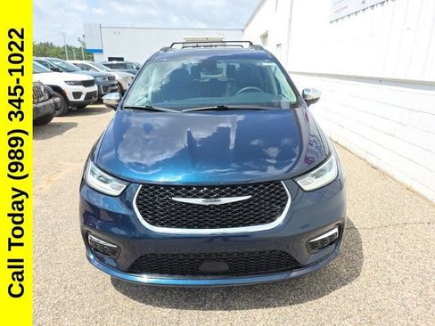 Used 2023 Chrysler Pacifica Limited FWD image 3