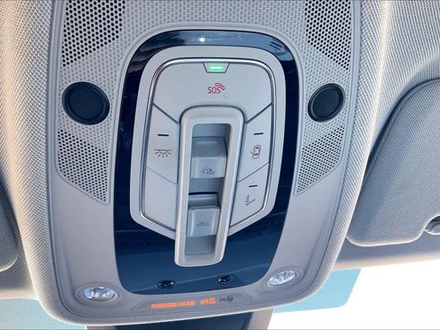 Used 2022 Audi Q8 Premium image 29