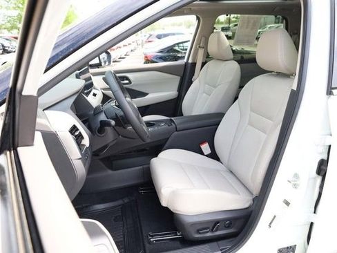 Certified 2025 Nissan Rogue SL w/ Tech Package FWD image 8