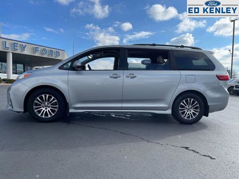 Used 2020 Toyota Sienna XLE image 2