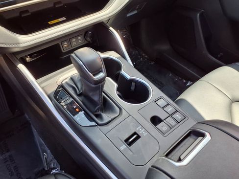 Used 2023 Toyota Highlander XLE FWD image 28