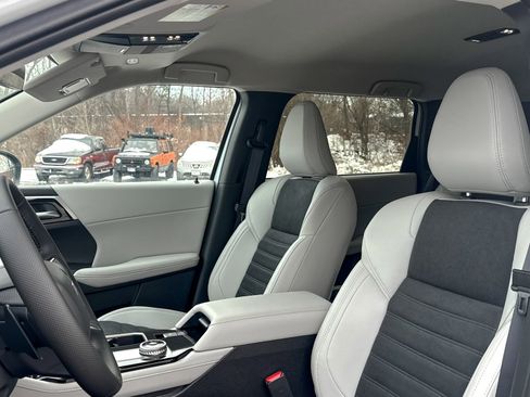 New 2025 Mitsubishi Outlander SE image 20