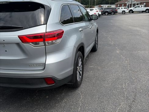 Used 2017 Toyota Highlander XLE AWD/4WD image 8
