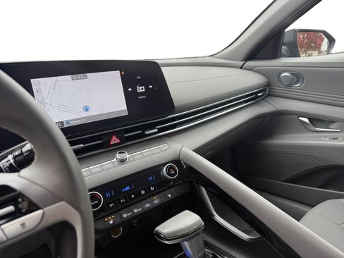 Used 2023 Hyundai Elantra SEL w/ Convenience Package image 12