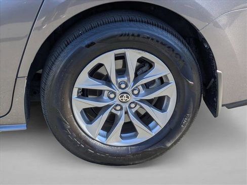 Used 2021 Toyota Sienna XLE image 25