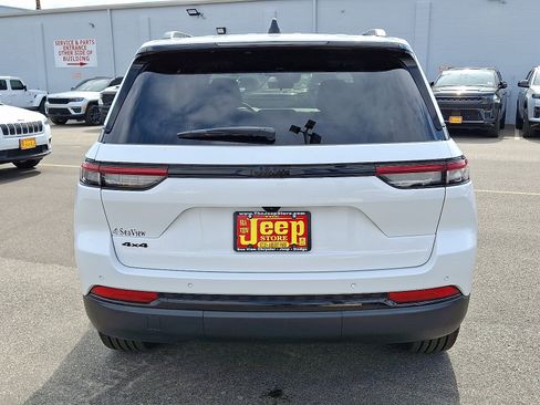 Certified 2025 Jeep Grand Cherokee Altitude image 5