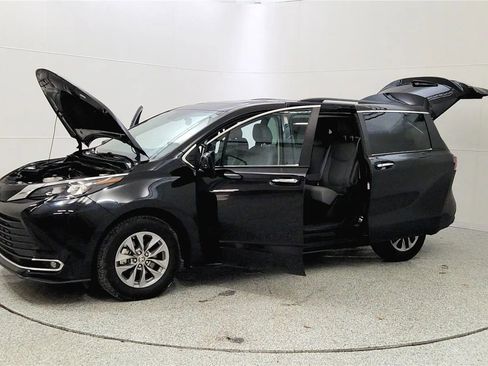 Used 2024 Toyota Sienna XLE image 10