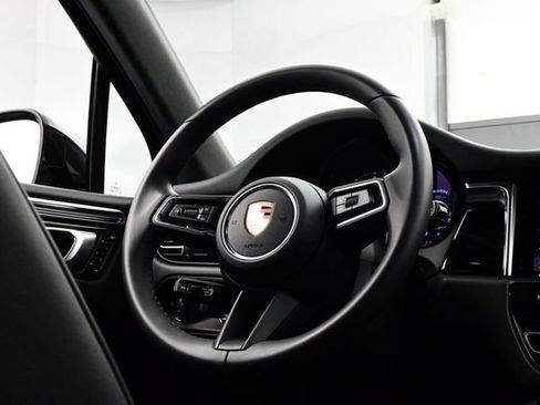 Certified 2025 Porsche Macan AWD/4WD image 21