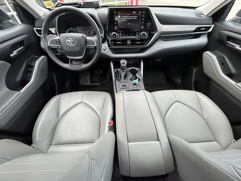 Used 2022 Toyota Highlander XLE AWD/4WD image 11