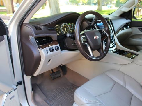 Used 2015 Cadillac Escalade ESV Premium image 7