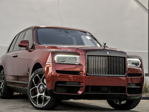 Used 2021 Rolls-Royce Cullinan Black Badge image 1