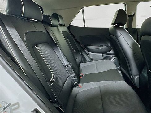 Used 2022 Hyundai Venue Limited image 25