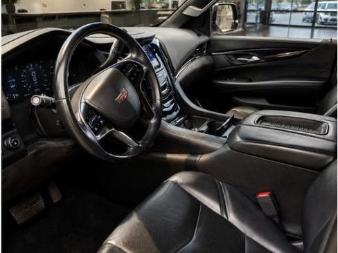 Used 2018 Cadillac Escalade Platinum AWD/4WD image 2