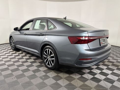 Used 2025 Volkswagen Jetta SE image 2