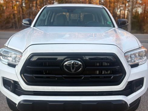 Used 2018 Toyota Tacoma SR image 10
