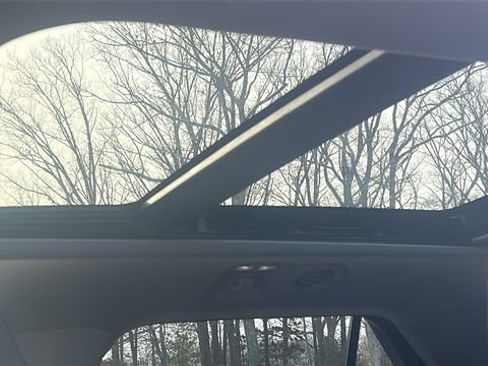 Used 2023 Ford Explorer XLT image 35