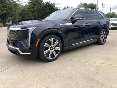 Certified 2025 Cadillac Escalade IQ Luxury 2 w/ LPO, Premium Carpet Package AWD/4WD image 1