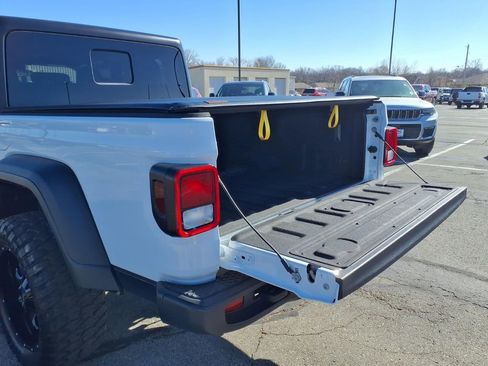 Used 2025 Jeep Gladiator Sport image 24