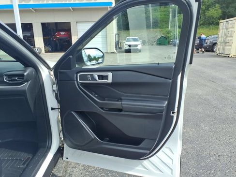 Used 2020 Ford Explorer XLT w/ Equipment Group 202A AWD/4WD image 17