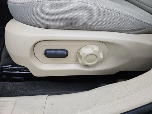 Used 2015 Ford Taurus SE image 14