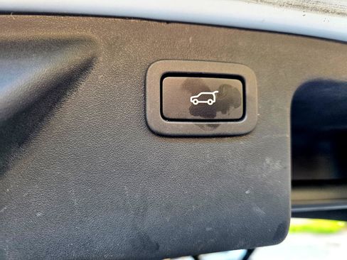 Used 2017 Land Rover Discovery Sport HSE Luxury image 14