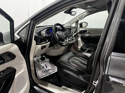 Used 2020 Chrysler Pacifica Touring-L image 15