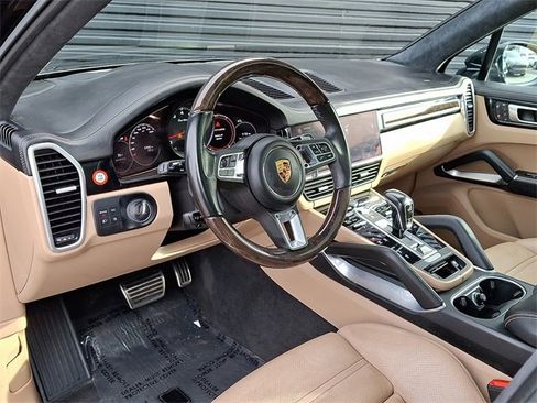 Used 2022 Porsche Cayenne Turbo image 4