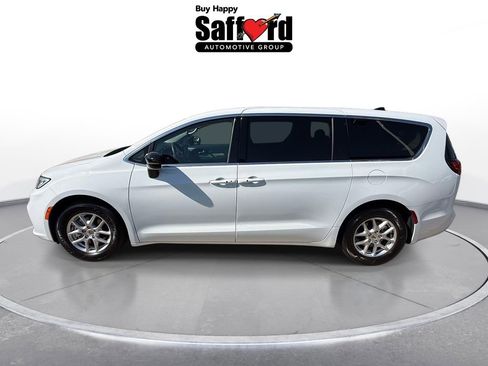 Used 2024 Chrysler Pacifica Touring-L FWD image 5