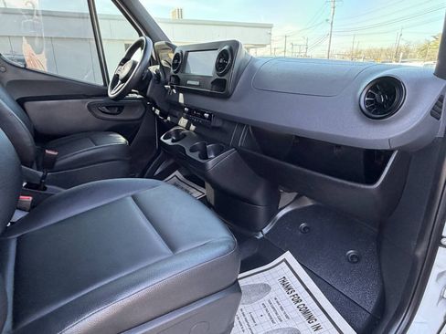 Used 2021 Mercedes-Benz Sprinter 2500 image 12